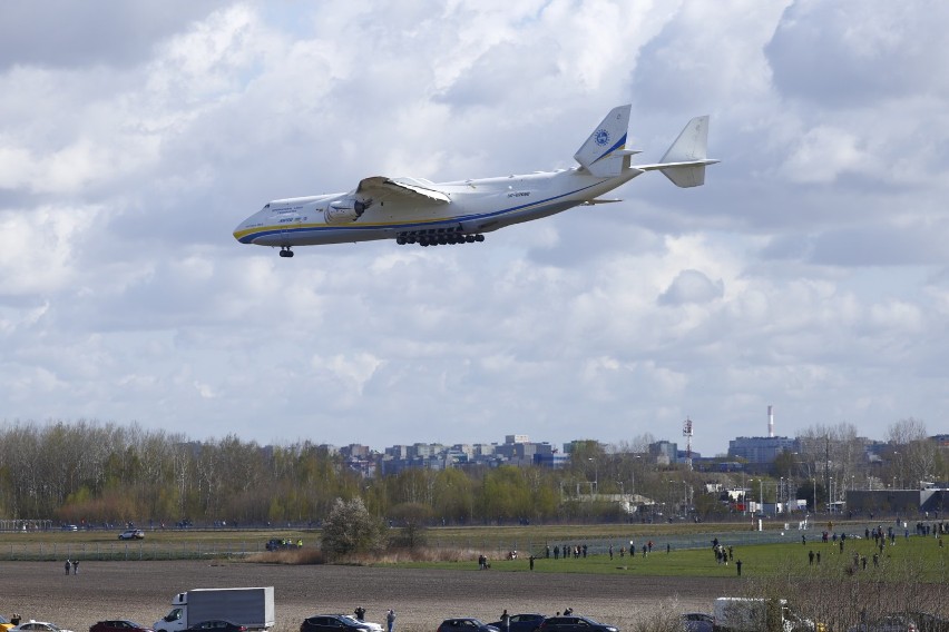 An-225 w Warszawie. Największy samolot transportowy świata wylądował na lotnisku Chopina. Przywiózł sprzęt medyczny