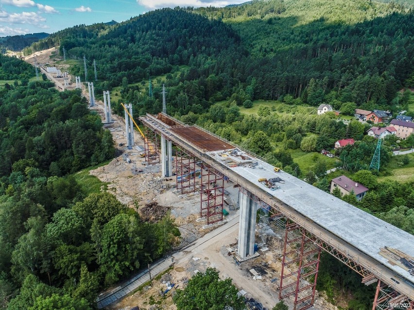 Budowa obejścia Węgierskiej Górki. Blisko kilometrowa estakada, powoli pokrywa się betonem - zobacz ZDJĘCIA