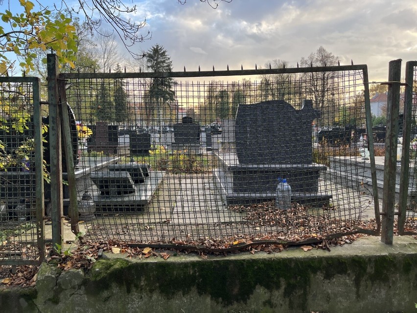 Zapomniany cmentarz Mogilski w Krakowie. Ogrodzenie straszy, na ziemi puste butelki po alkoholu