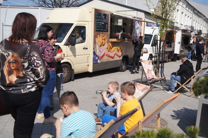 Niedzielny Przystanek Food Truck w Radomsku z koncertem zespołu Strefa 50 American Rock. ZDJĘCIA