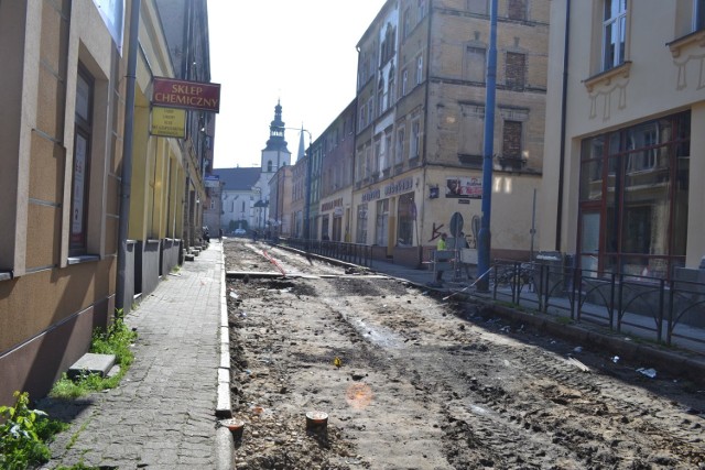 Rewolucja tramwajowa w Mysłowicach. W mieście tramwaje w końcu będą jeździły dwoma torami. Obecnie podczas remontu ruch tramwajów jest wstrzymany. 

Zobacz kolejne zdjęcia. Przesuń w prawo - wciśnij strzałkę lub przycisk NASTĘPNE