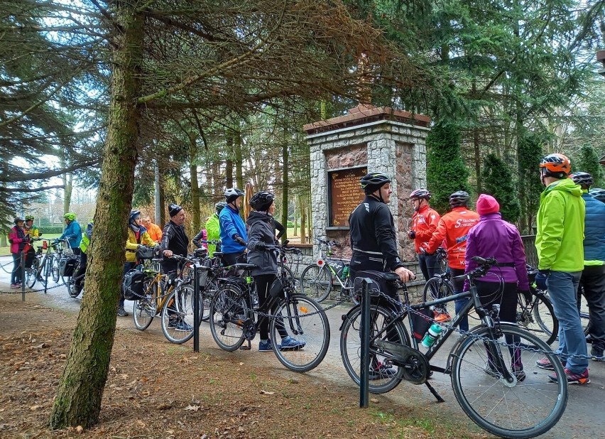 Członkowie Klubu Turystyki Rowerowej Goplanie w Kruszwicy...