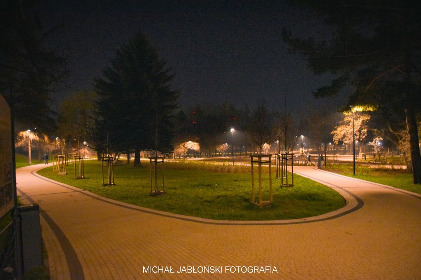 Tak wygląda Park Sybiraków w Wałbrzychu w nocnej odsłonie....