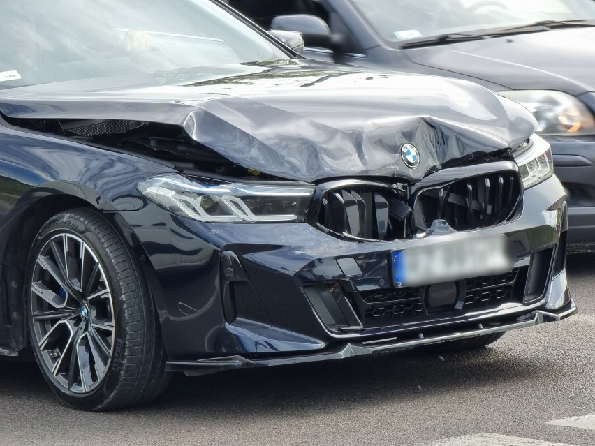 W Przemyślu kierujący BMW uderzył w tył subaru. Do szpitala trafiła kobieta [ZDJĘCIA]