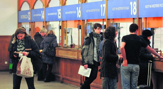 Pracownicy kas na Dworcu Głównym PKP w Krakowie niechętnie służą pasażerom pomocą