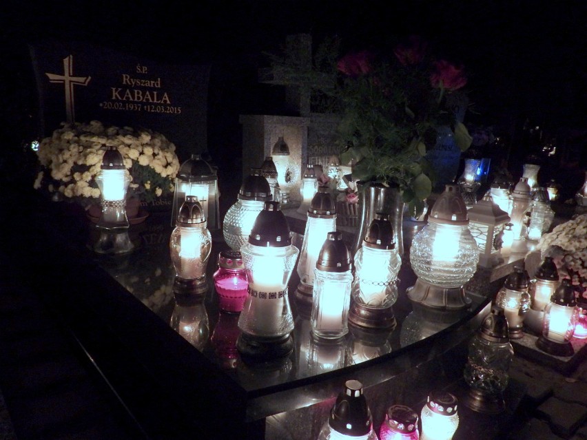 Międzyrzecki cmentarz wieczorową porą