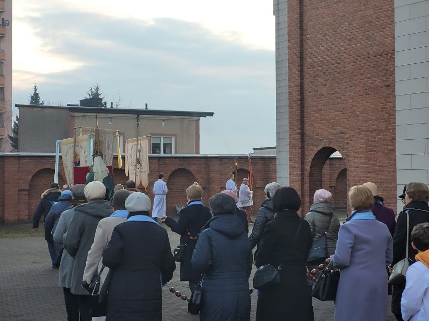 Msza rezurekcyjna w Bazylice świętego Kazimierza w Radomiu. W nabożeństwie i procesji wzięło udział wielu wiernych