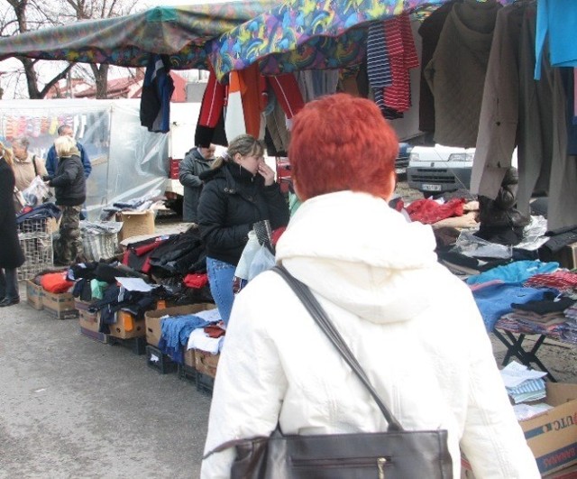 Na czas przebudowy targowiska Zakład Usług Komunalnych w Oświęcimiu wyznaczył dodatkowy plac do handlu na parkingu