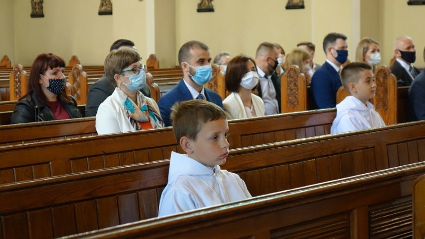 Pierwsza niedzielna grupa przystąpiła do sakramentu Pierwszej Komunii Świętej w parafii pw. św. Józefa Oblubieńca NMP