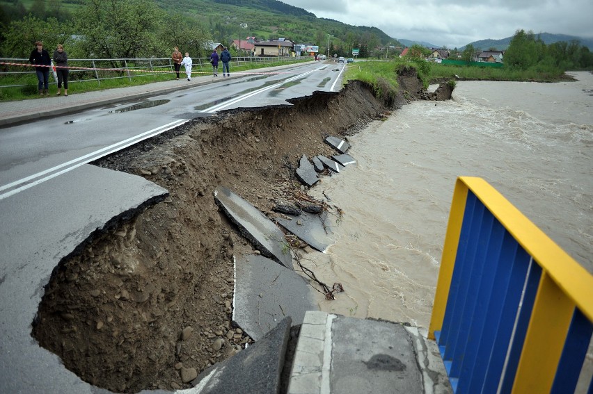 Powódź Nowy Sącz: walka z żywiołem. Stany alarmowe na...