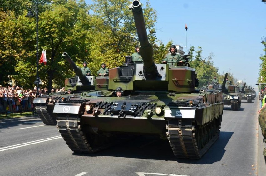 Defilada wojskowa 2015 w Warszawie [ZDJĘCIA]. Są tam też nasi żołnierze [Święto Wojska Polskiego]