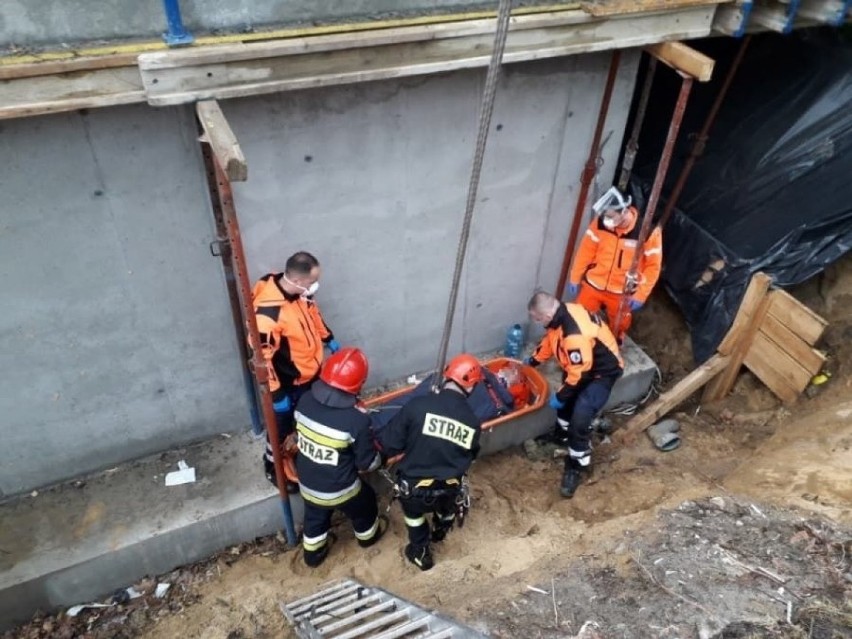 Akcja ratunkowa po wypadku na budowie w Kielcach. Po upadku mężczyzna znalazł się w wykopie