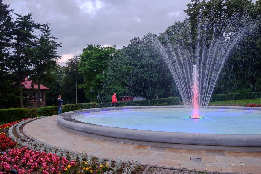 Tarnów. Nowa fontanna w Parku Sanguszków po zmierzchu zachwyca kolorami [ZDJĘCIA]
