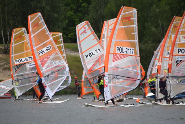 Blisko 100 zawodników bierze udział w regatach na zbiorniku w Szałem