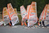 Blisko 100 zawodników bierze udział w regatach windsurfingowych na zbiorniku w Szałem ZDJĘCIA