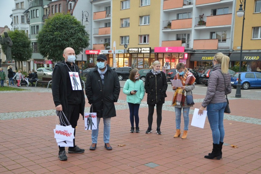 Strajk kobiet w Bytowie. Policjanci wręczyli sześć mandatów| ZDJĘCIA+WIDEO