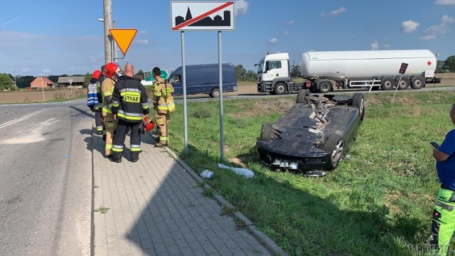 W piątek o godz. 10.45 na ulicy Bierkowickiej przy obwodnicy Opola samoch&oacute;d osobowy marki BMW wypadł z drogi i dachował. Na miejsce zadysponowano straż z JRG 2 Opole, Osp Sławice, policję oraz pogotowie. Pracujący na miejscu policjanci ustalają przyczynę wypadku.