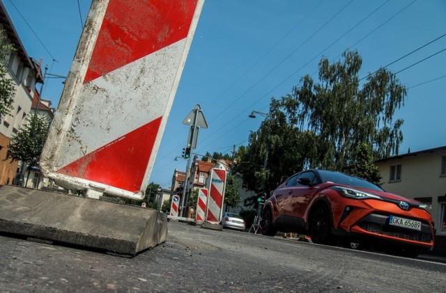 Trwa wymiana nawierzchni na kolejnym fragmencie Alei Niepodległości