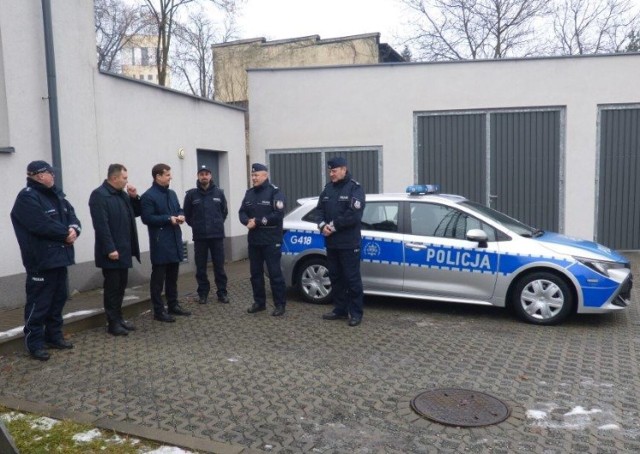 Nowa hybrydowa toyota trafiła do policjantów.