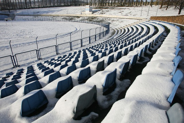 Stadion przy ul. Ratuszowej, na którym piłkarze Górnika Wałbrzych rozgrywają mecze ligowe, pokrywa gruba warstwa śniegu.