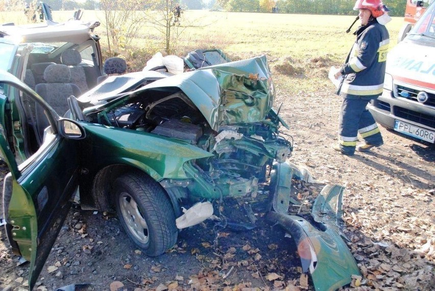 Wypadek w miejscowości Bukowe. Samochód uderzył w drzewo...