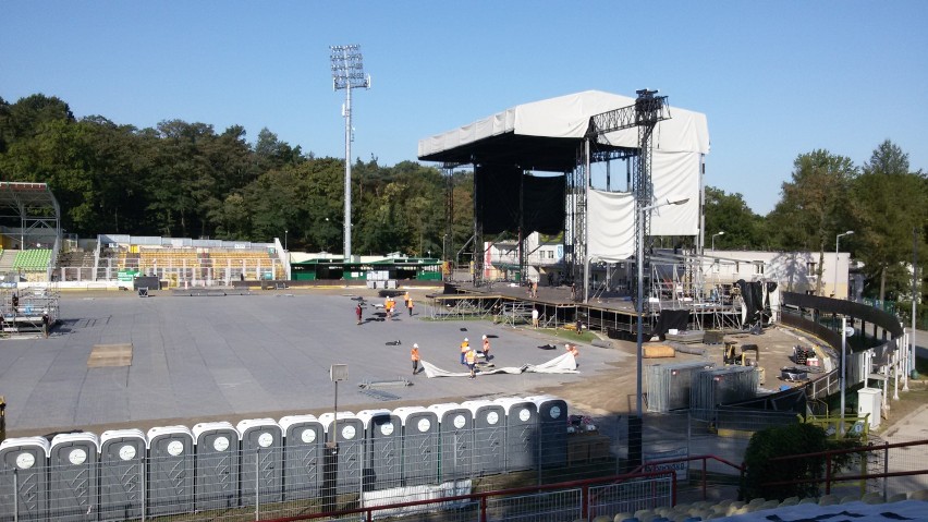 Sprzątają stadion po koncercie Linkin Park w Rybniku