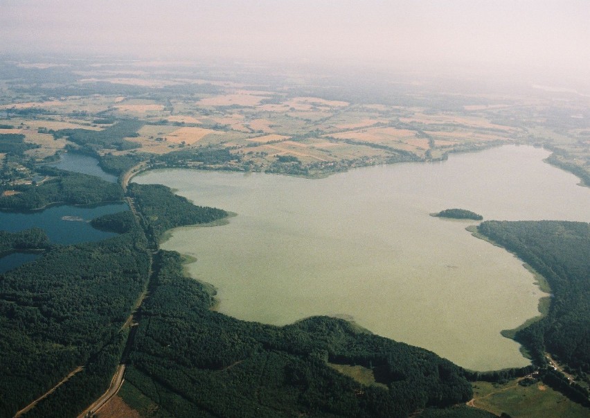 Jezioro Pile przeciął wielki nasyp drogowo-kolejowy [zdjęcia]