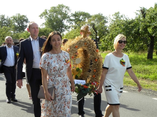 W powiecie kaliskim rozpoczęły się dożynki. Jedne z pierwszych zorganizowała gmina Opatówek, która zaprosiła tym razem do Rajska. Z chlebem z tegorocznych plonów w tym roku przybyła rekordowa liczba delegacji z terenu gminy Opatówek i parafii Rajsko.

Przypominamy cały artykuł:  https://kalisz.naszemiasto.pl/dozynki-gminy-opatowek-w-rajsku-atrakcji-nie-brakuje/ar/c1-8410737
