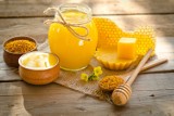 Na co pomaga apiterapia? Sprawdź właściwości produktów pszczelich i dowiedz się, jak działają. Zobacz, czym jest pyłek, pierzga czy propolis