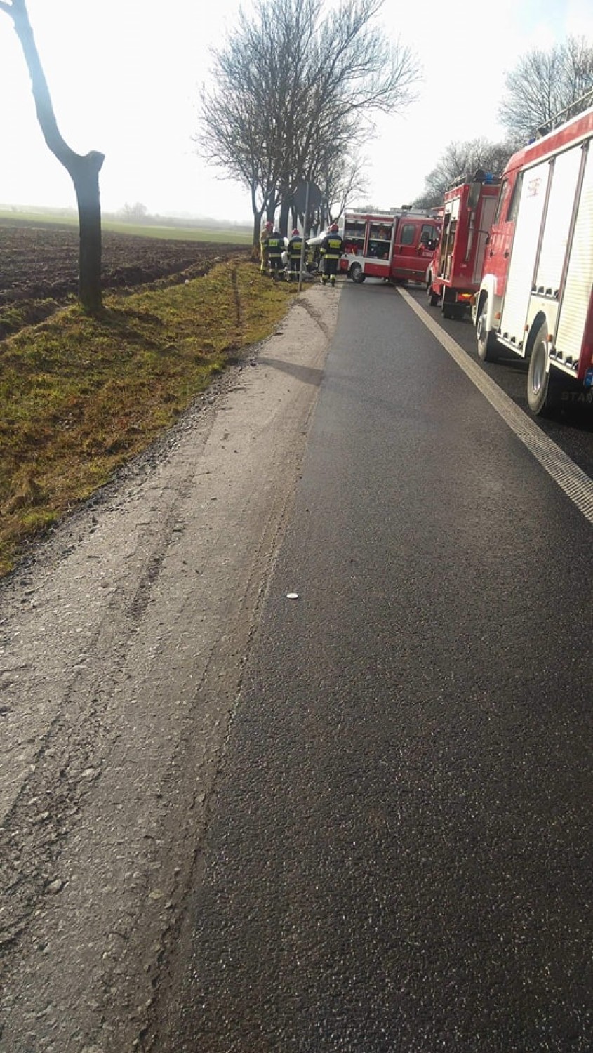 Wypadek na trasie Pniewy - Lwówek. Volkswagen rozbił się na drzewie
