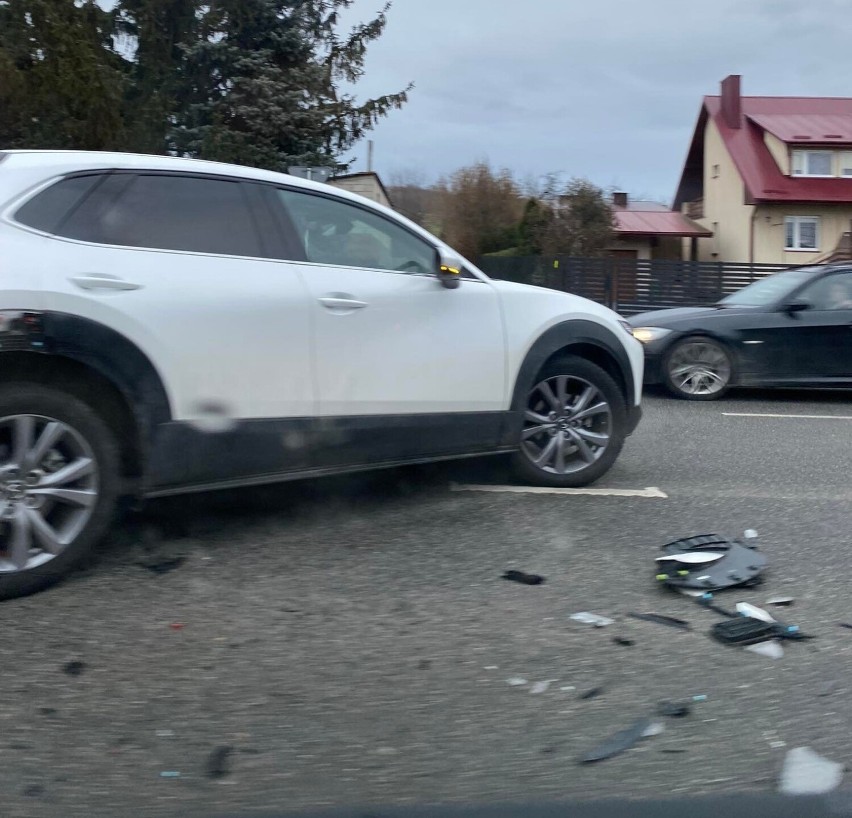 Kolizja na ul. Sikorskiego w Rzeszowie. Zderzyły się dwa samochody osobowe [ZDJĘCIA]