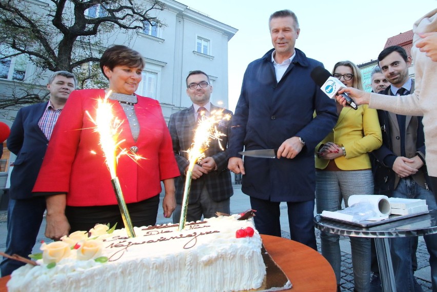 Na Rynku w Kielcach Bogdan Wenta częstował tortem i dziękował za głosy (WIDEO, ZDJĘCIA)