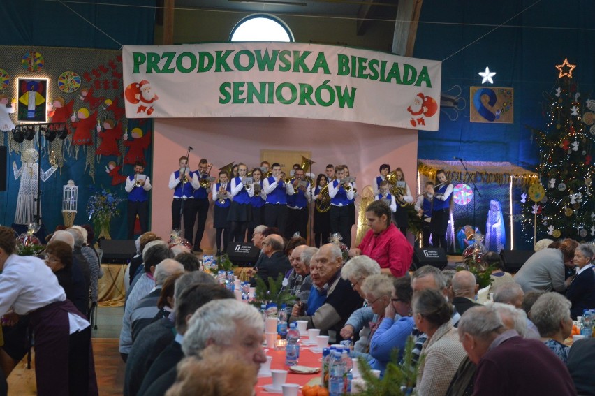 Doroczna Biesiada Seniorów w Przodkowie - odznaki, róże i zabawa przy muzyce - ZDJĘCIA, WIDEO