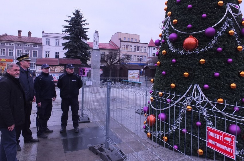 Kto zniszczył choinkę? Burmistrz Żywca wypowiada wojnę...