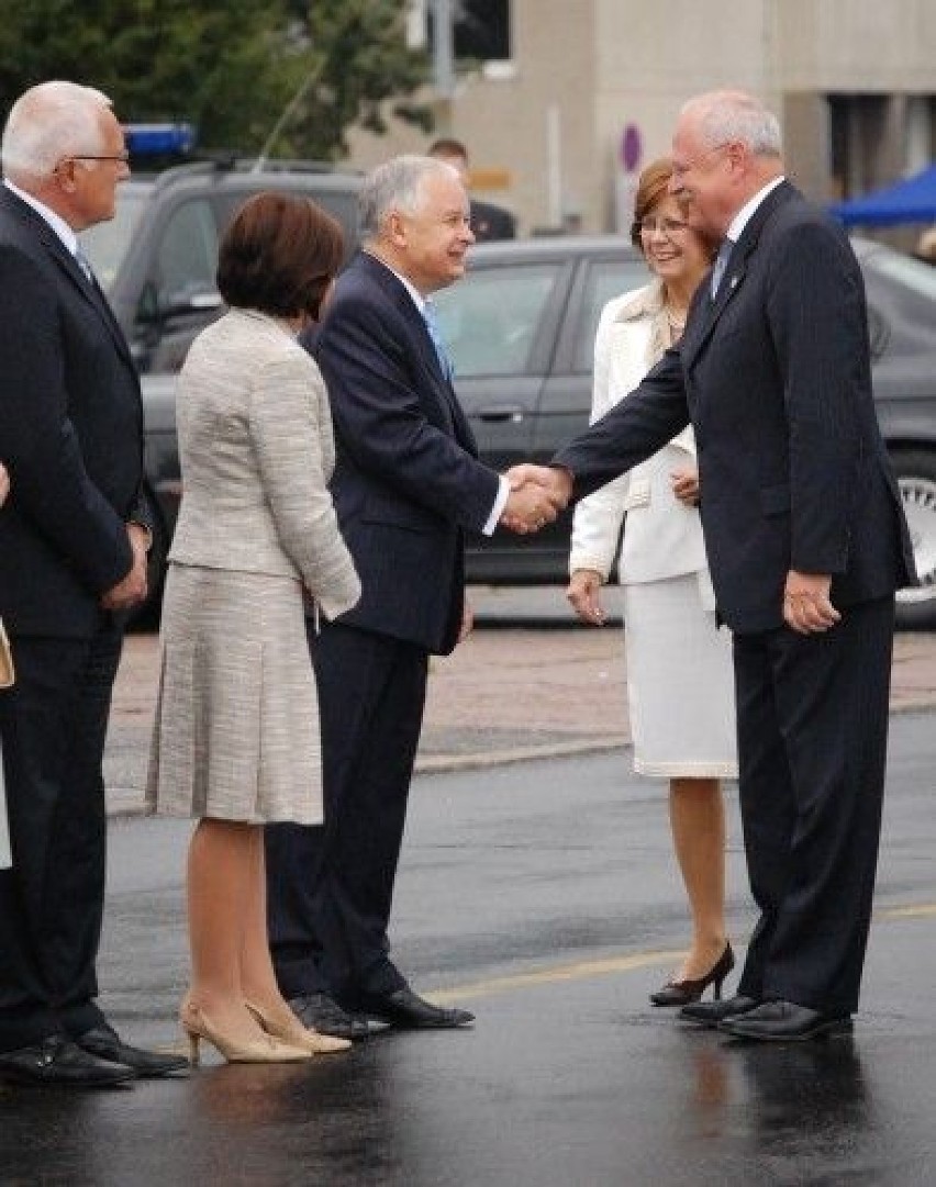 Prezydent Słowacji Ivan Gaspakovic z małżonką Silvią witany...