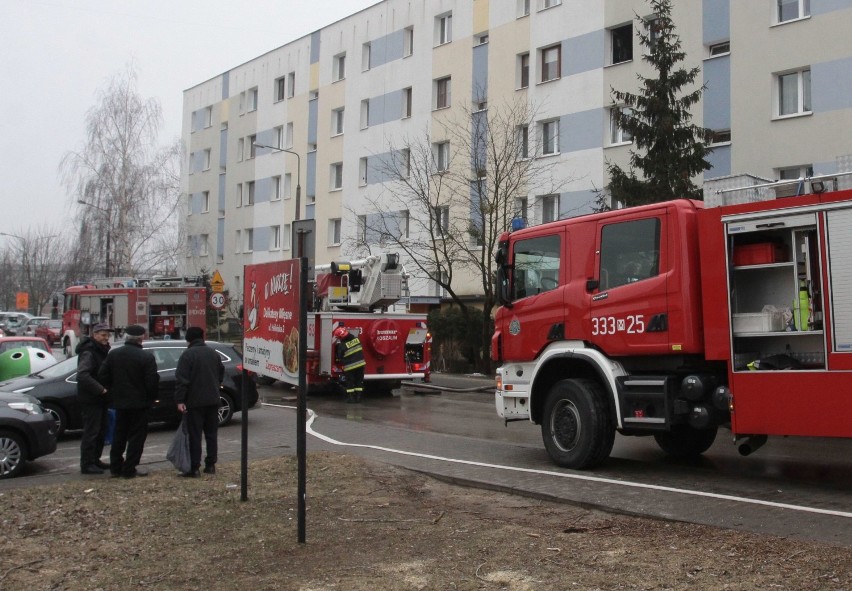 Ogień pojawił się w jednym z mieszkań na III piętrze bloku...