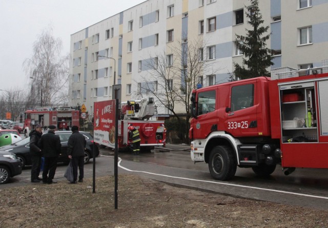 Ogień pojawił się w jednym z mieszkań na III piętrze bloku przy ulicy Trojańskiej w Radomiu.