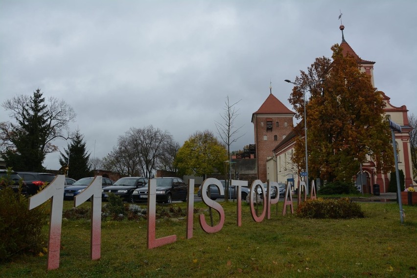 Biało-czerwone napisy: 11 listopada na skwerach przy...