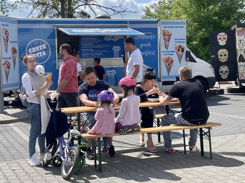 Atmosfera pikniku na zlocie food trucków w Krośnie. Mieszkańców skusiły oryginalne smaki [ZDJĘCIA]