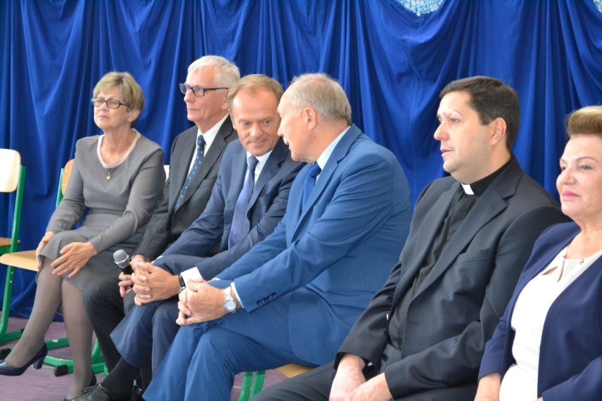 Donald Tusk odwiedził szkołę - jubilatkę w Chmielnie  AKTUALIZACJA  ZDJĘCIA, WIDEO