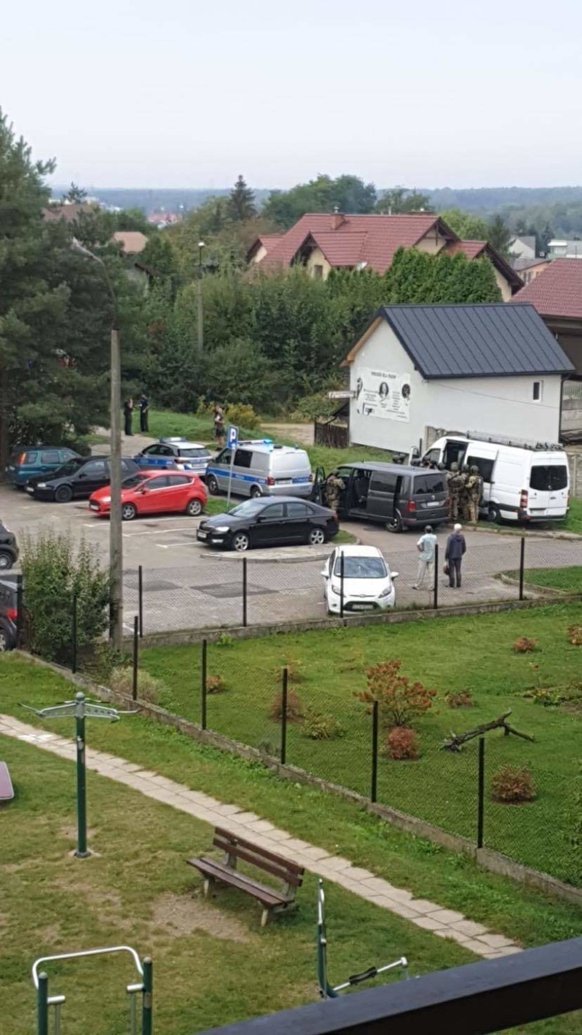 Akcja grupy antyterrorystów na osiedlu Młodości w Chrzanowie. Zatrzymany 47-letni mężczyzna, który napadł sąsiadkę