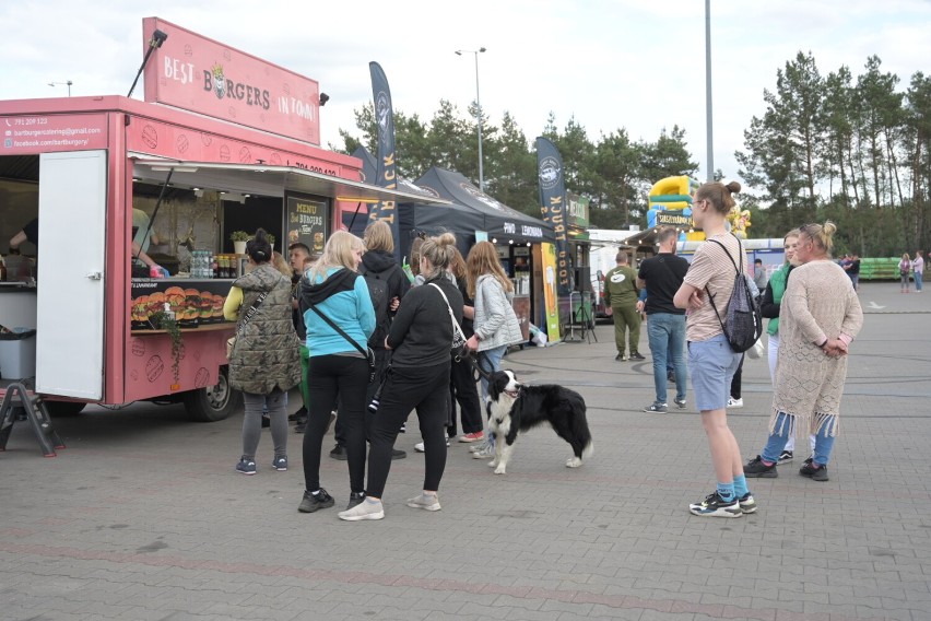 Tak wygląda festiwal food trucków w Grudziądzu. Na parkingu...