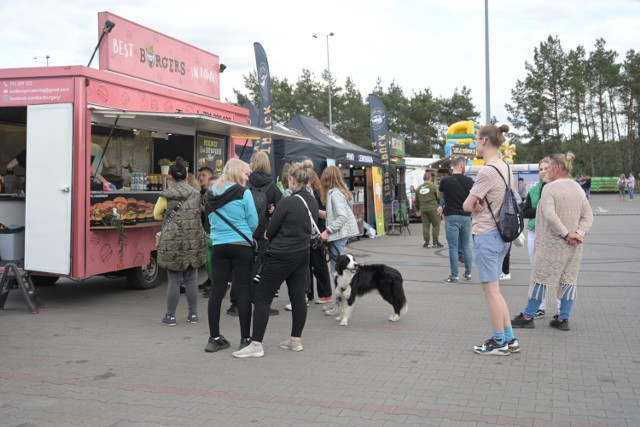 Tak wygląda festiwal food trucków w Grudziądzu. Na parkingu Galerii Grudziądzkiej można smacznie zjeść