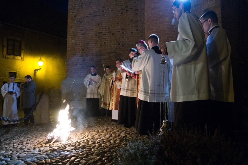 Liturgia Wigilii Paschalnej z procesją rezurekcyjną w...