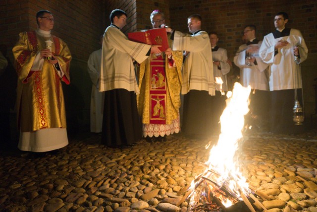 Liturgia Wigilii Paschalnej z procesją rezurekcyjną w Tarnowie.