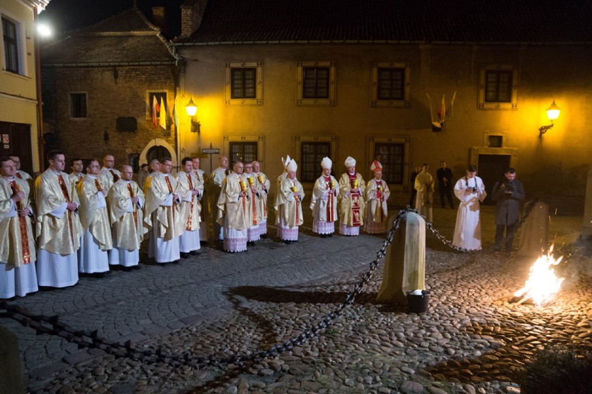 Liturgia Wigilii Paschalnej z procesją rezurekcyjną w...