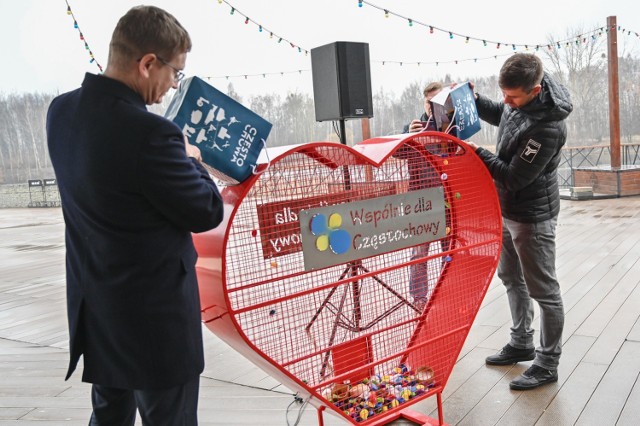 Zobacz kolejne zdjęcia. Przesuwaj zdjęcia w prawo - naciśnij strzałkę lub przycisk NASTĘPNE