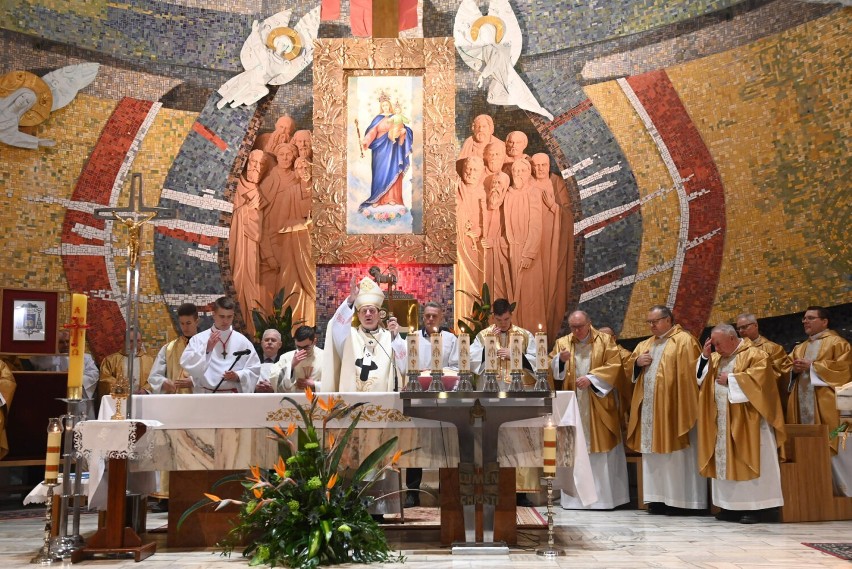 Uroczystość św. Jana Bosko w Rumi. W nabożeństwie uczestniczył metropolita gdański ks. arcybiskup Tadeusz Wojda wraz z proboszczami Rumi 
