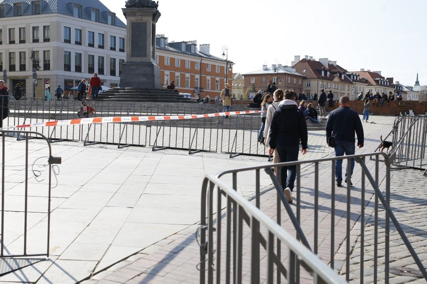 Krakowskie Przedmieście i Plac Zamkowy zagrodzone. Policja...