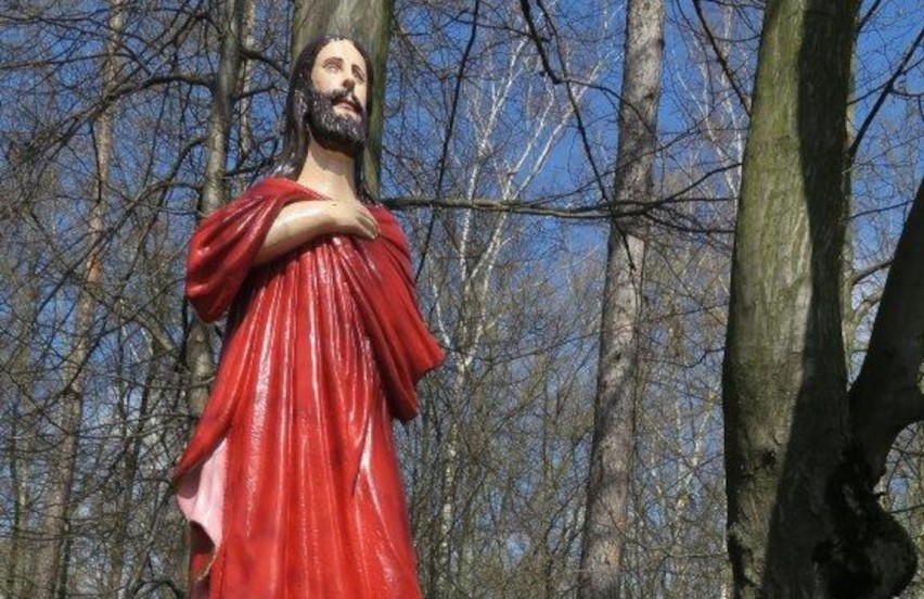 Figura „Chrystusa bez ręki” po renowacji wróciła do parku leśnego Dębina. Za nazwą kapliczki kryje się ciekawa historia [ZDJĘCIA]